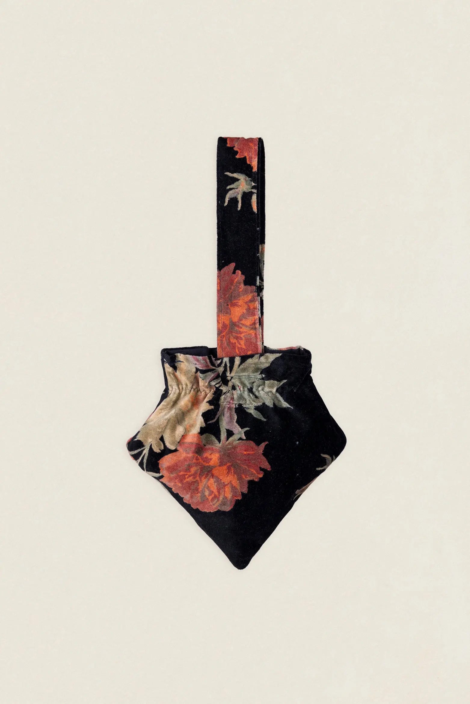 BTA08 Bolso Triángulo Asa Negro Flores The Nook Store