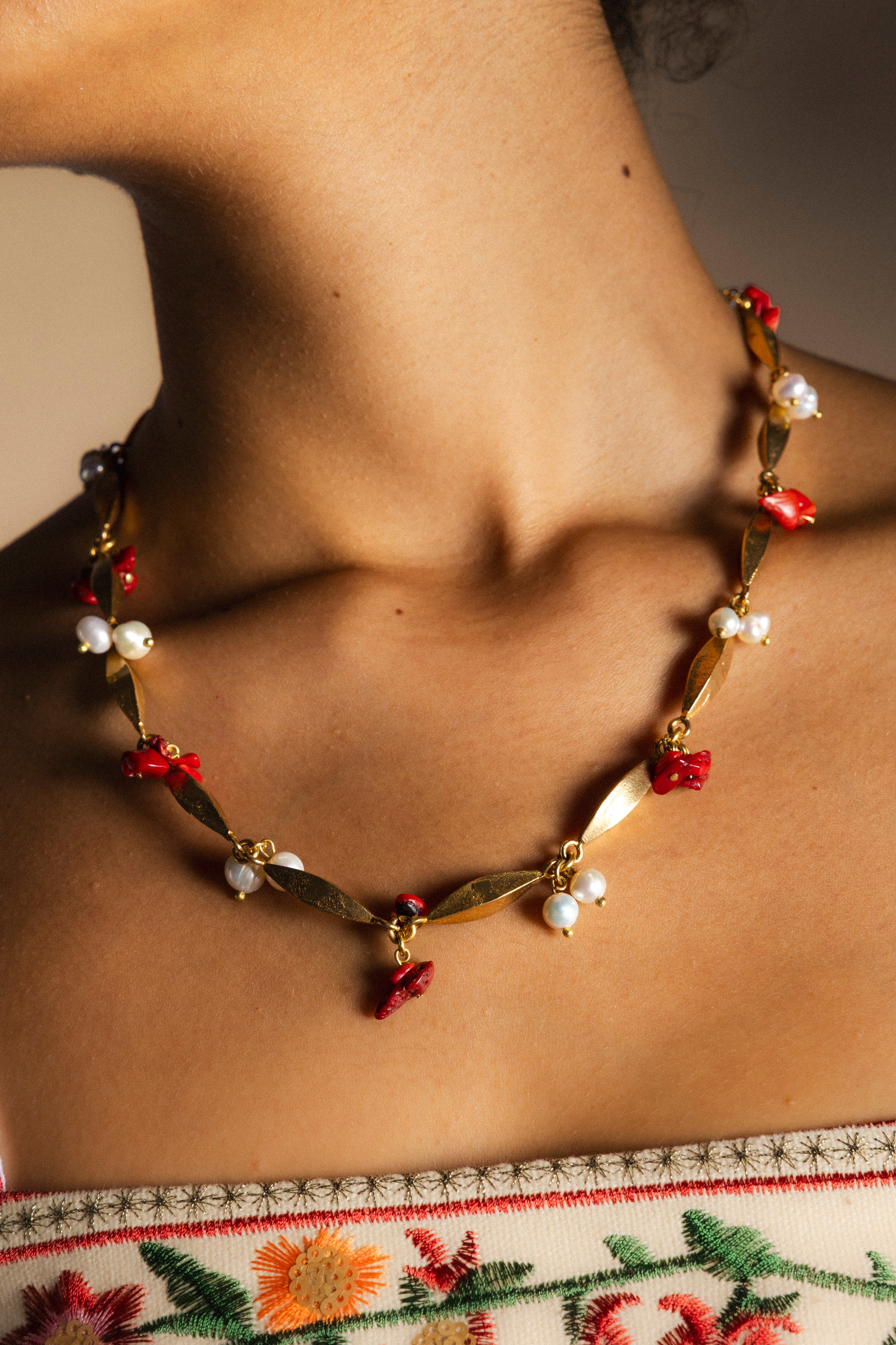 Collar Coral Burdeos y Perlas CO90-The Nook Store