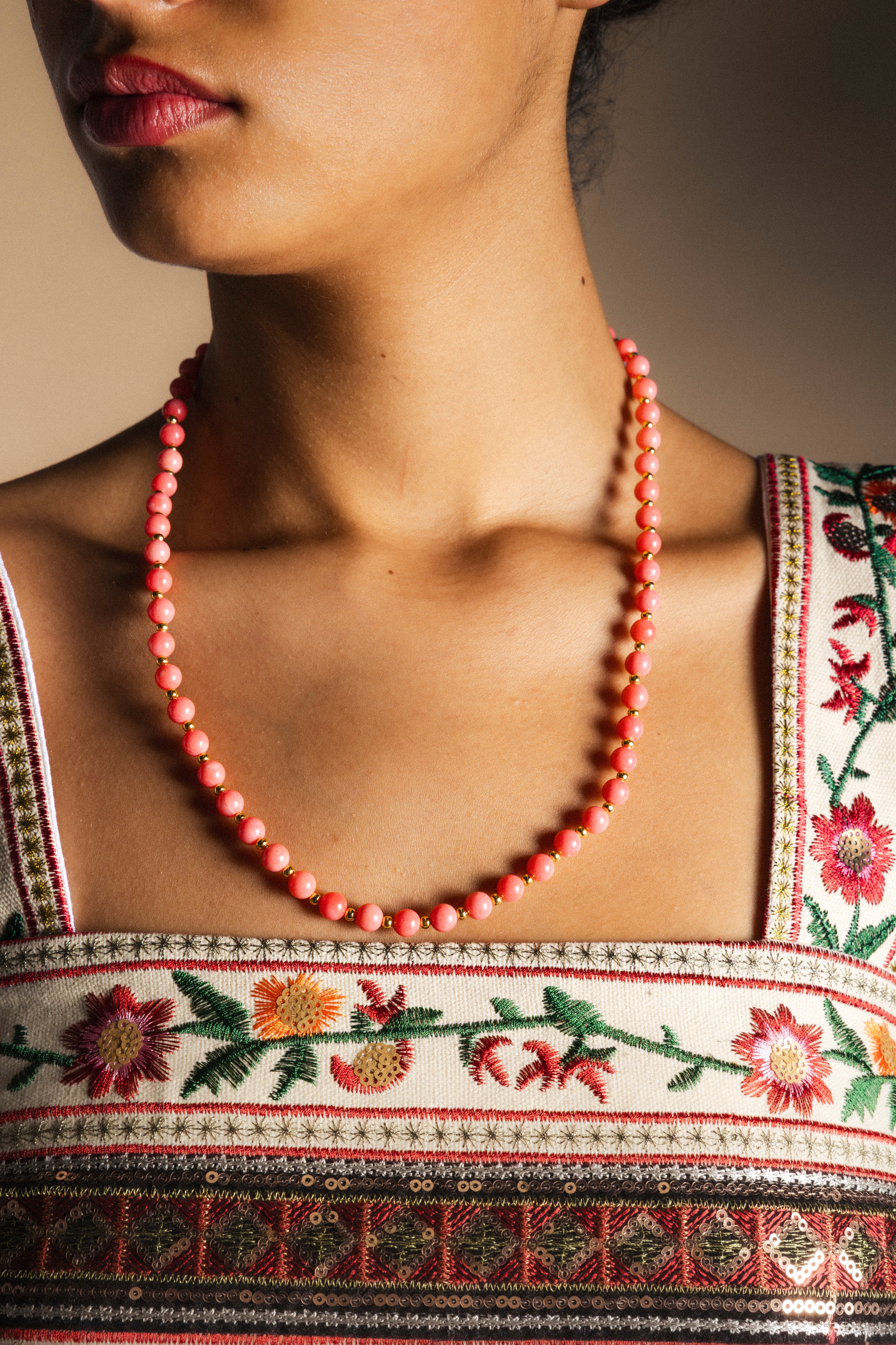 Collar Bolitas Coral y Dorado Co65-The Nook Store