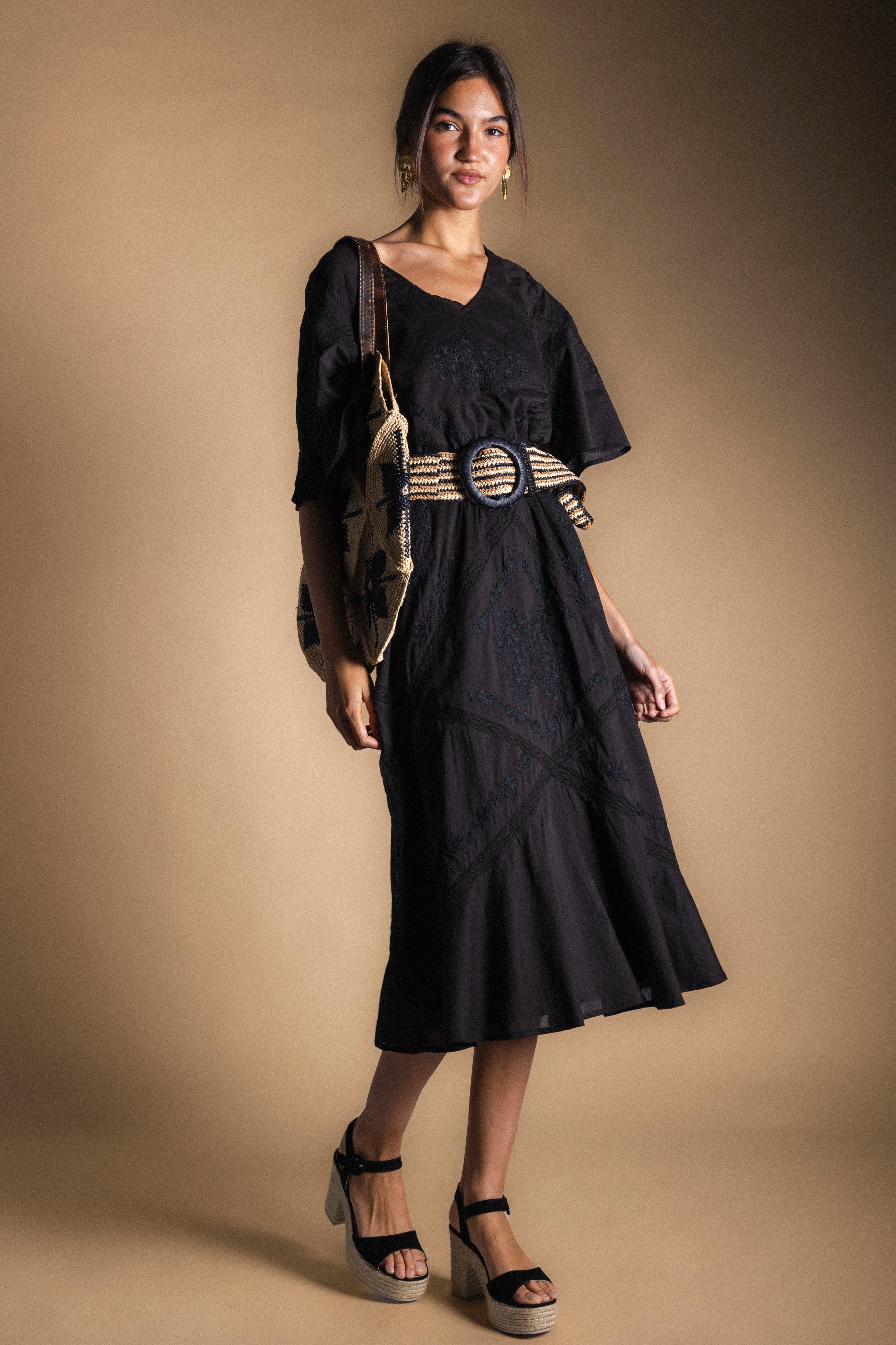 Vestido Savinne Bordado Negro-The Nook Store