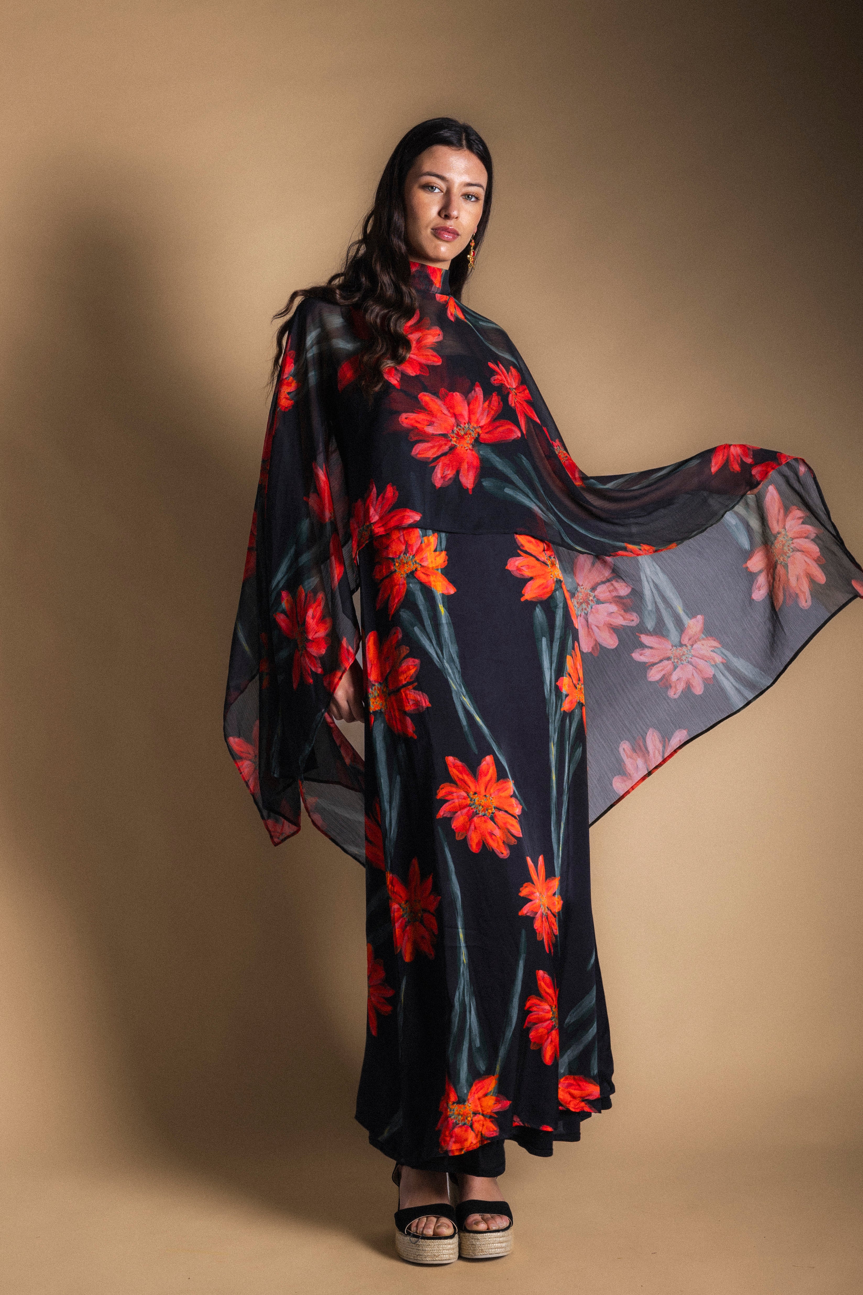 Vestido Con Capa Fiona Negro Flor Con Tallo Vest11-The Nook Store