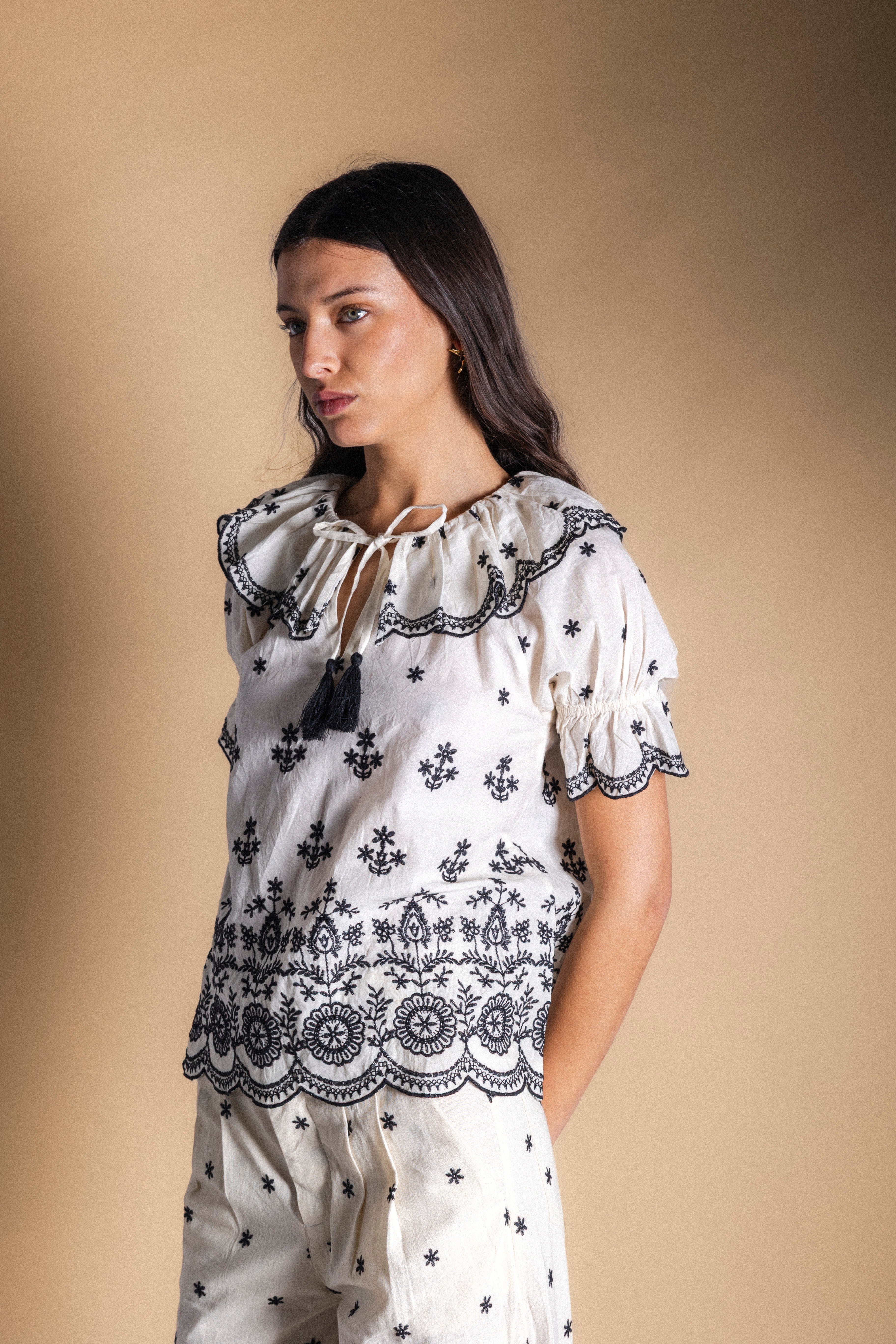 Blusa Zuri Ecru/Black BLU02-The Nook Store