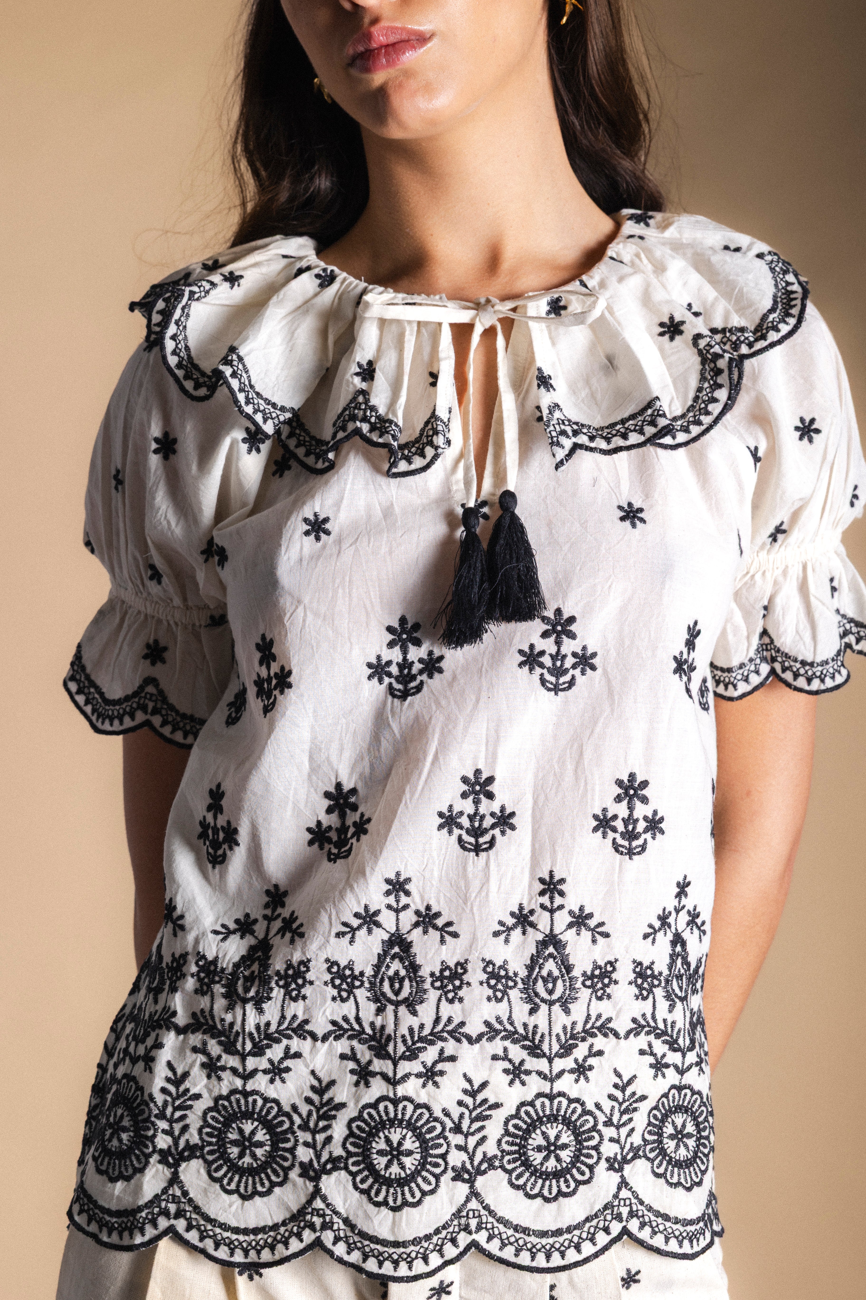 Blusa Zuri Ecru/Black BLU02-The Nook Store