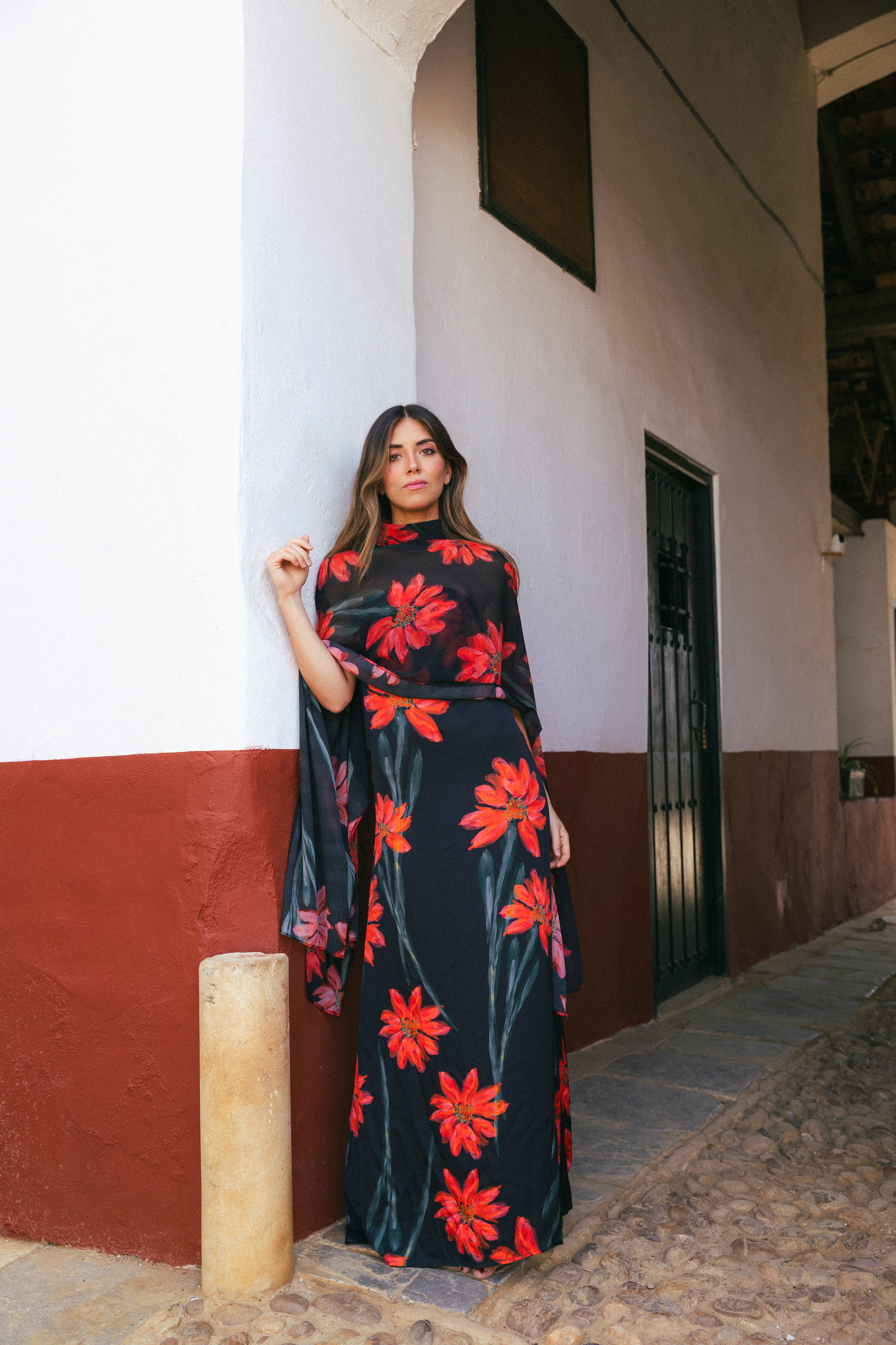 Vestido Con Capa Fiona Negro Flor Con Tallo Vest11-The Nook Store