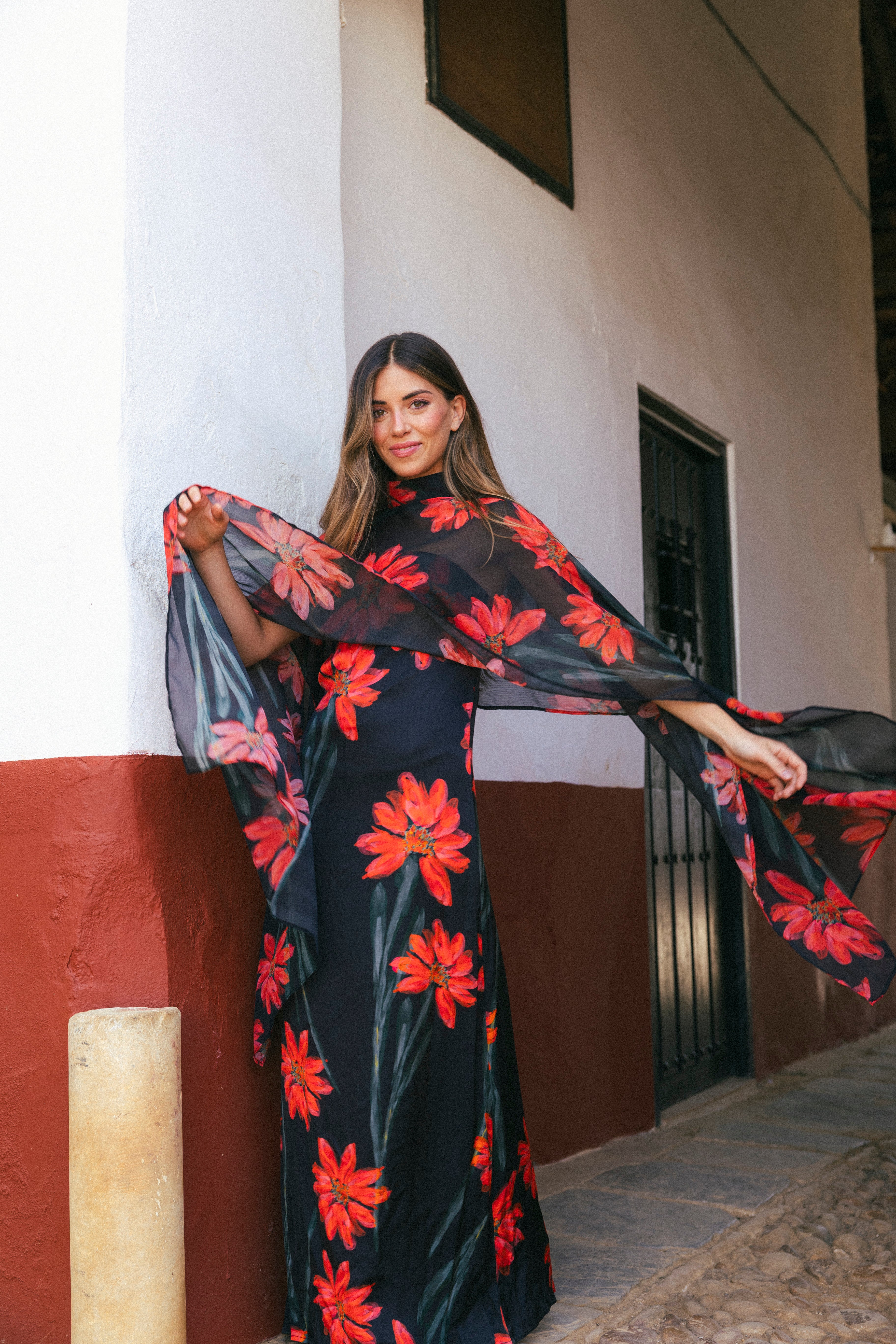 Vestido Con Capa Fiona Negro Flor Con Tallo Vest11-The Nook Store