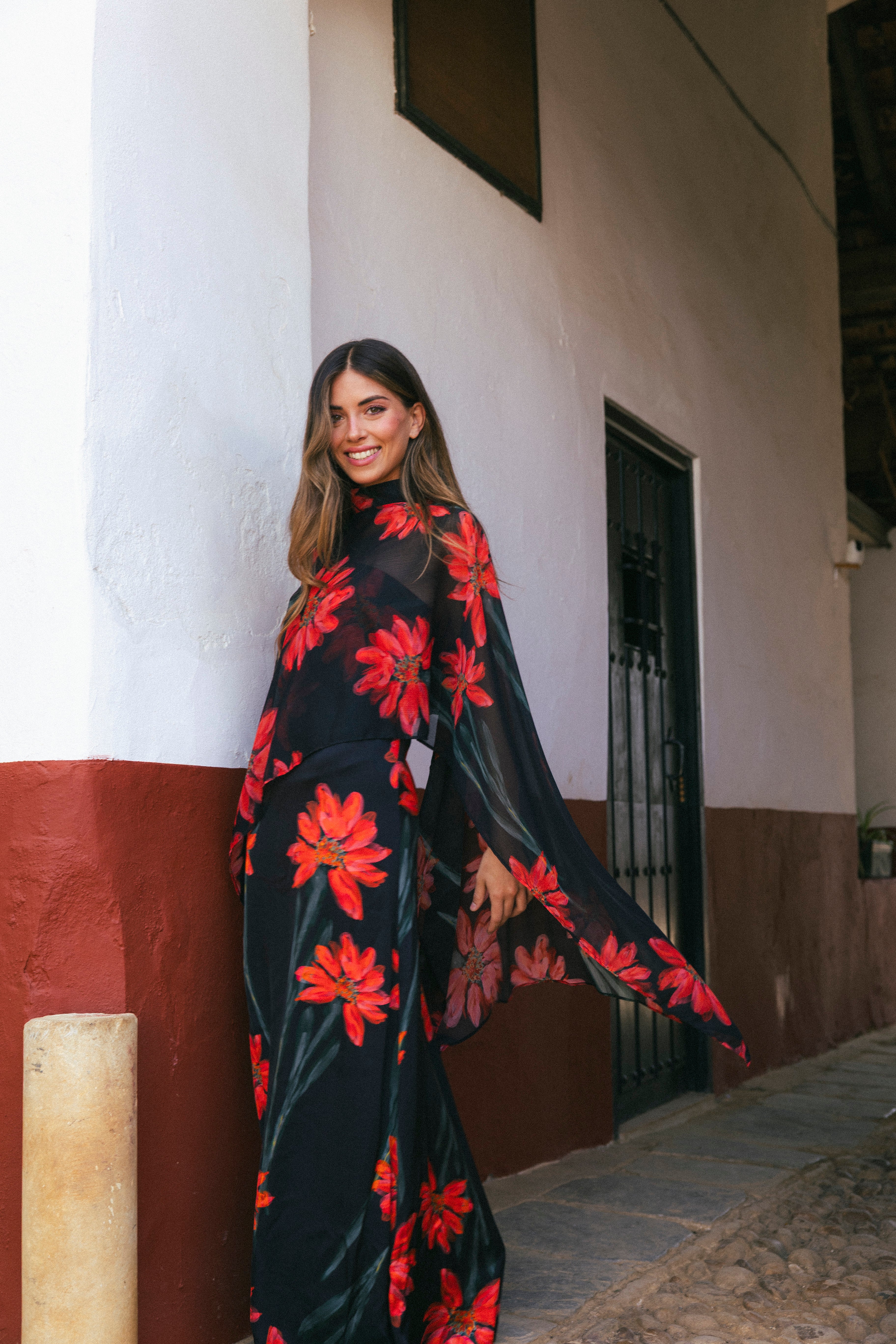 Vestido Con Capa Fiona Negro Flor Con Tallo Vest11-The Nook Store