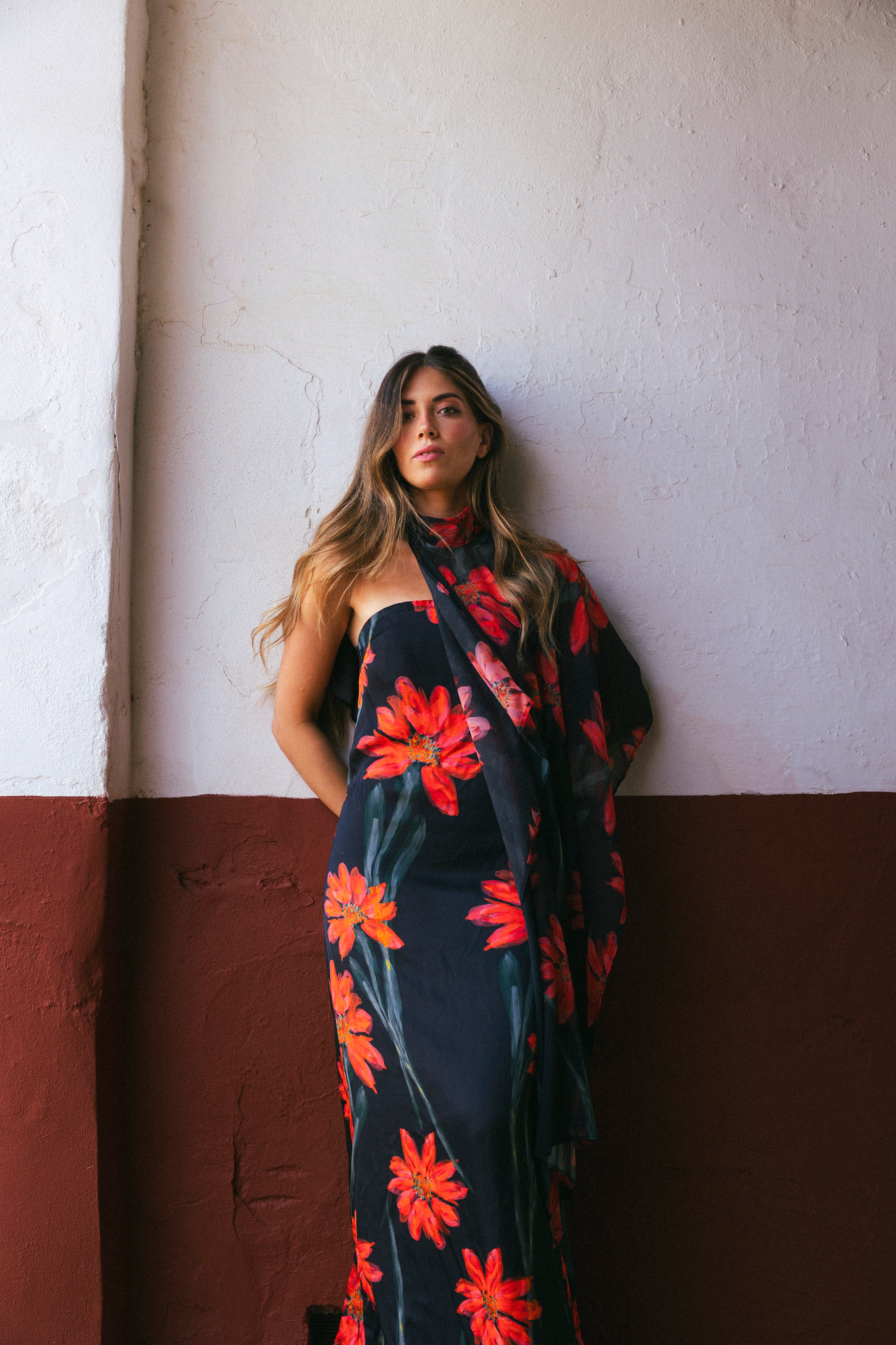 Vestido Con Capa Fiona Negro Flor Con Tallo Vest11-The Nook Store
