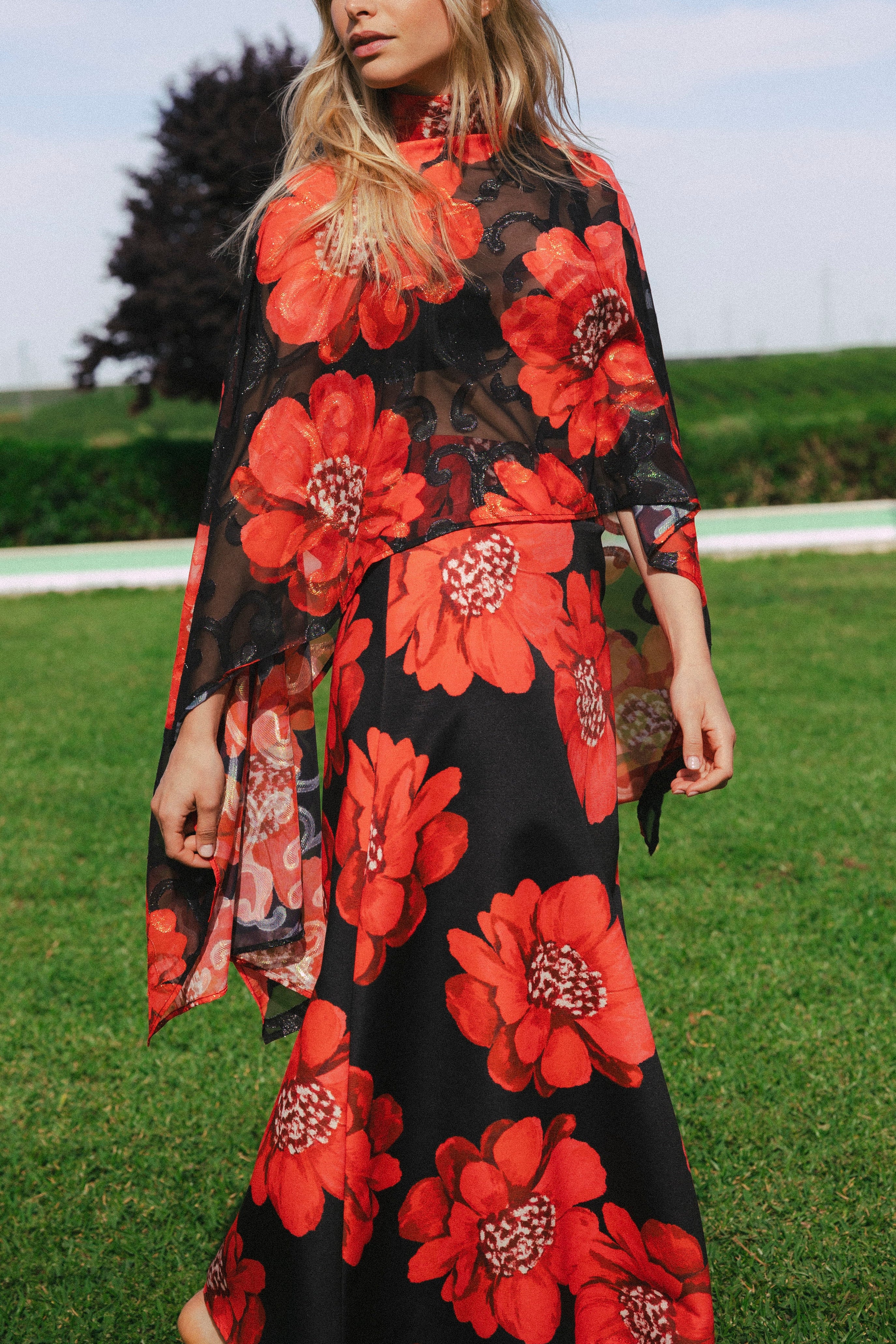 Falda Pipa Negra Flor Grande Roja FAL21-The Nook Store