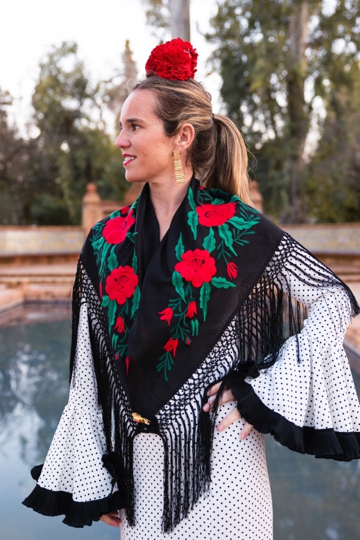 Mantón Gabriela Flores Rojas - Negro M282